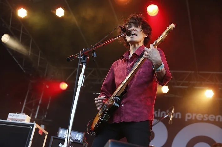フェスのステージで演奏する平井拓郎