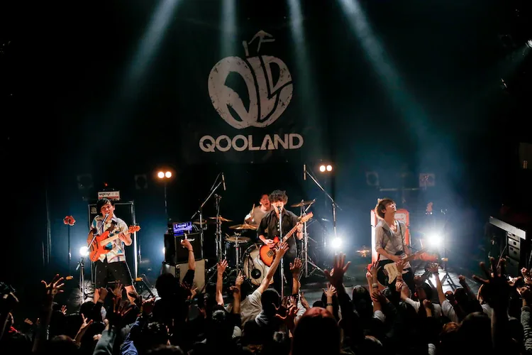 QOOLANDのライブの様子